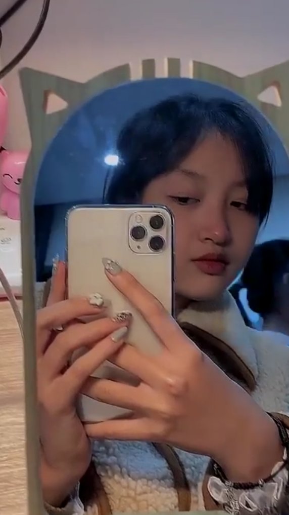 minh_2k7's tweet photo. Đại diện mới sau một năm 😍
#New #iPhone https://t.co/6FE1h6tMwy