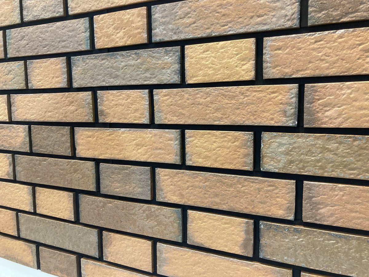 建築建材展に行ってみました。
SDGsな考え方で、ゴミで作られたタイルもありました。
このような資材を用いる場合は、国から補助金などが出ると促進すると思いますが、いかがでしょう？
タイル自体も個体差があり、表情豊かで格好良いですよ。
＃タイル　#SDGs