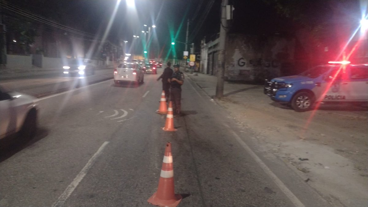 PMERJ's tweet photo. Policiais do #40BPM estão posicionados na Av. Santa Cruz, altura de #Santíssimo, em frente à #ETERJ. 

#ServireProteger
#PoliciamentoOstensivo https://t.co/DkF58dRD9y