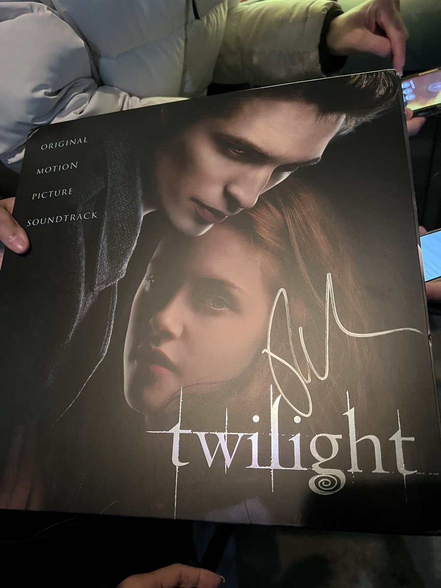 rob signing a twilight vinyl during the batman premiere added 10 years to my life