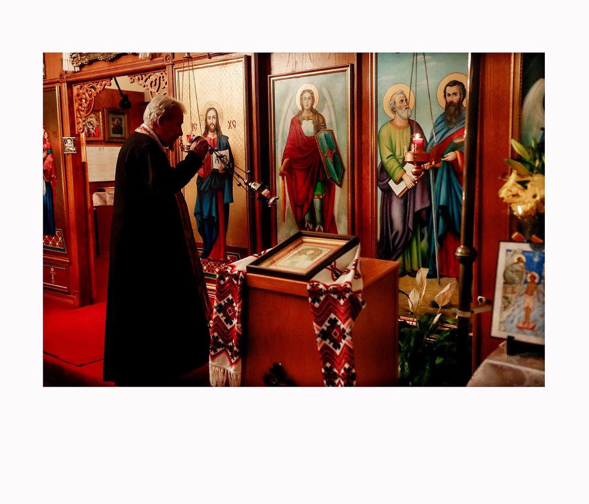Sandyhuffaker1's tweet photo. Congregants during a worship service at St. Protectress Ukrainian Orthodox Church in San Diego.(for The SDUT) #UkraineRussianWar #ukrain #SanDiego https://t.co/yVwxBFVkYw