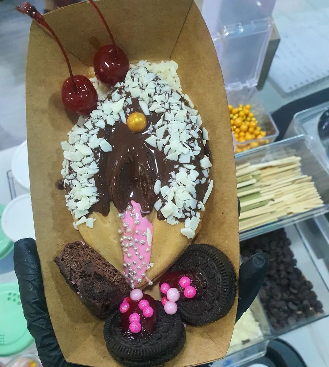 FelixPortes's tweet photo. Si @ProConsumidorRD cerró la repostería por SOLO vender postres en forma de genitales inobservó la Constitución y leyes. No es ilegal vender postres con diseños de órganos genitales. Si por genitales es, tiendas, museos, estarían cerrados. Qué atropello y desconocimiento! https://t.co/znfDozgLDg