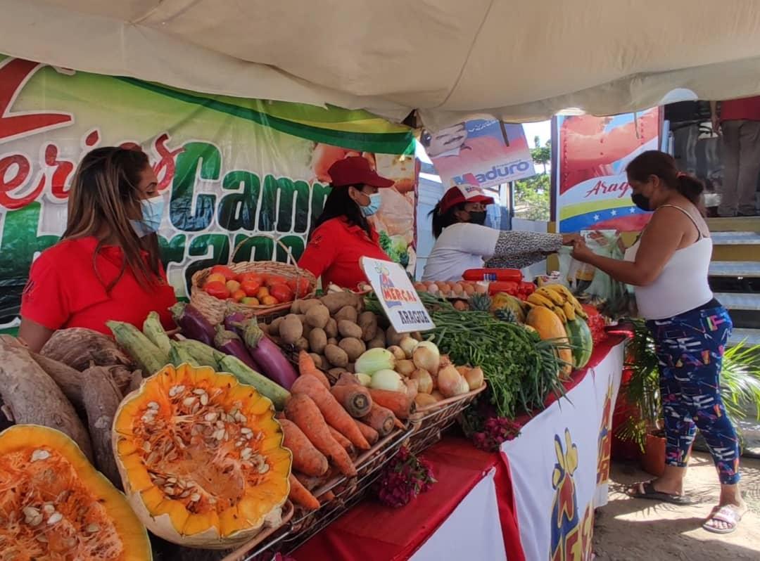 AmorPorAragua's tweet photo. #Aragua 🇻🇪| Ferias del Campo Soberano arribó hasta las Bases de Misiones Socialistas Mi Esperanza y Viñedo I del municipio Girardot para garantizar la seguridad alimentaria de 5.264 familias de la entidad.
#MedioPetroAClaseTrabajadora https://t.co/u6nxSJVS2u