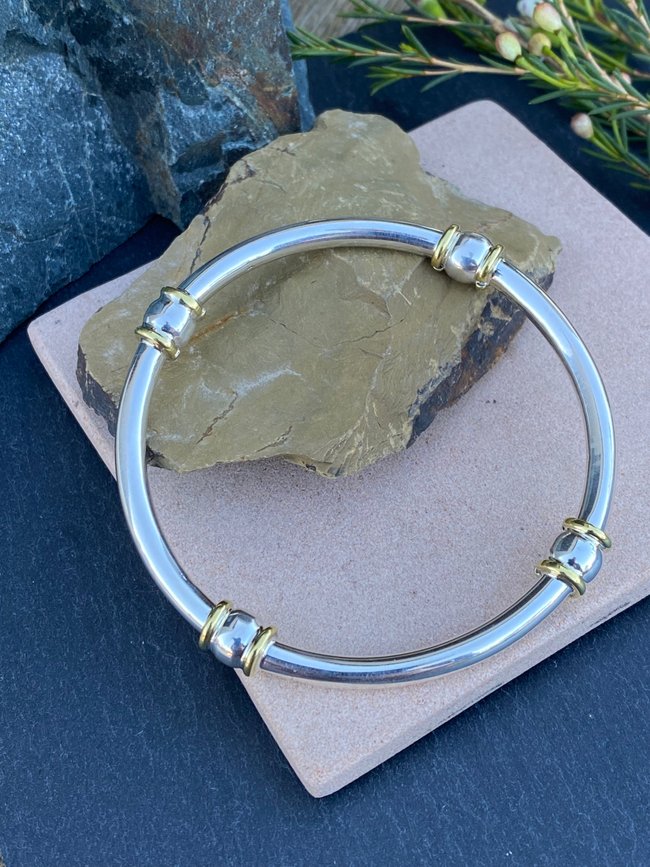 StudioBBdesigns's tweet image. Add this beautiful sterling silver bangle to your daily #armstack ♡

Shop our silver collection: studiobbdesigns.com/collections/ri…

#armparty #beadedbracelet #stretchbracelets #meaningfuljewlery #stackedbracelets #armcandy #wristwear #studiobbdesigns #sterling #silver #bangle