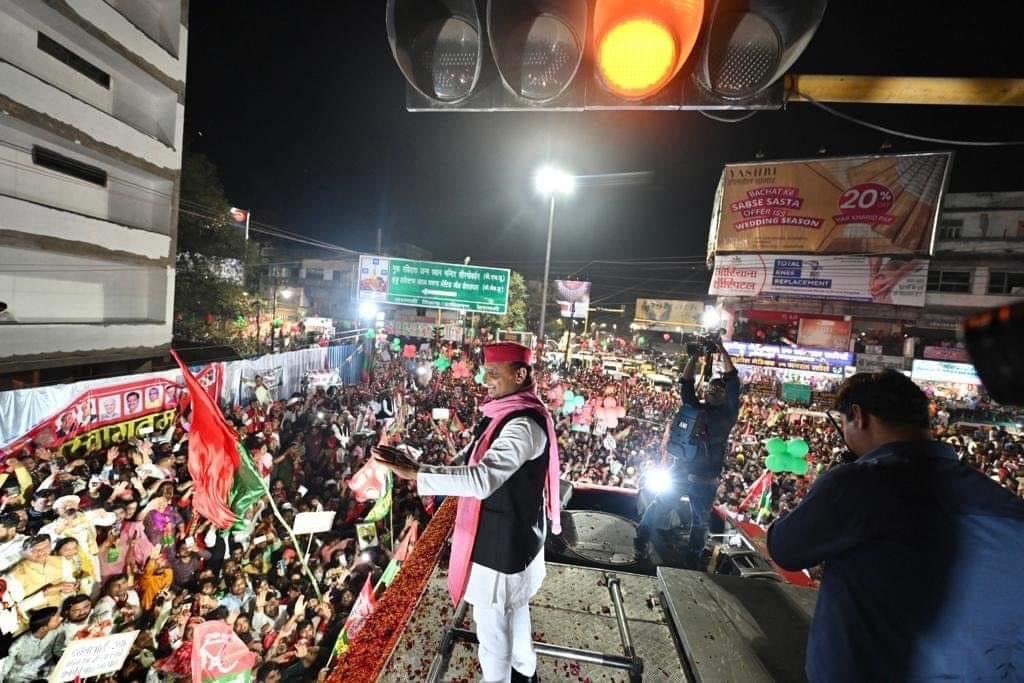 PurenduT's tweet photo. हर हर महादेव काशी में @yadavakhilesh https://t.co/9JNVkMErqY