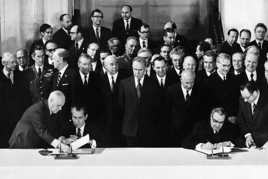 договор о нераспространении ядерного оружия 1968. заключение договора о нераспространении ядерного оружия (1968). международный договор о нераспространении ядерного оружия. договор о распростронениине ядерного оружия. международный договор о нераспространении ядерного оружия.