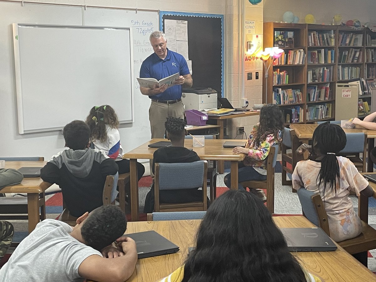 RQSFleetridge's tweet photo. During RAA week District Ldrs. took time out of their day to read to Ss. #RQSPROUD #FRPROUD @Mott_Leader @RaytownSchools https://t.co/EhCiQhAgWv