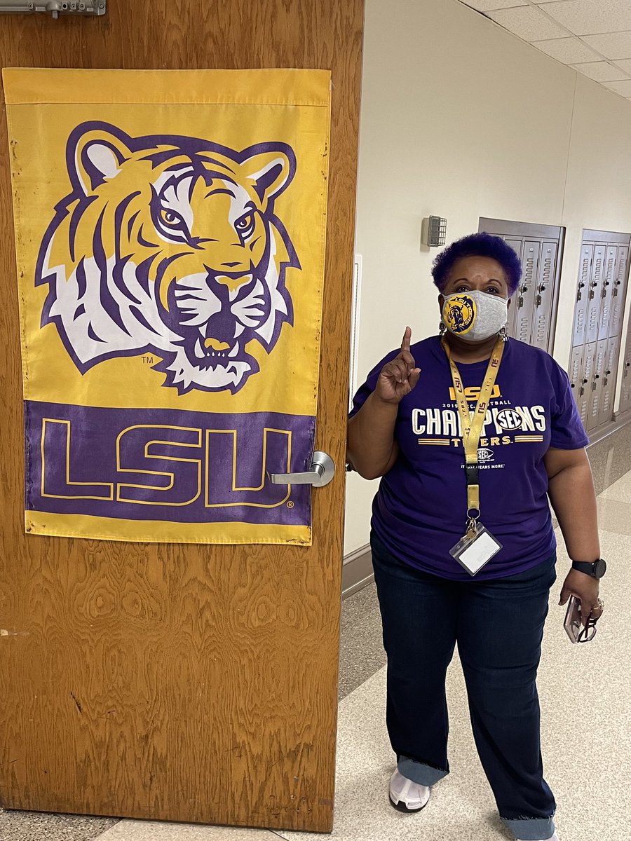 HRWEACOUNSELING's tweet photo. College Dress up day #CCMW @ATL_Counselors @HJRPrinCrooms @APSHJRUSSELL @ctae_in_aps @APSHJRUSSELL https://t.co/zjwnk3I9eI