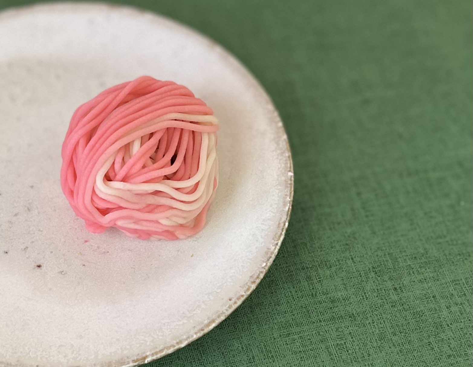 畑 主税 髙島屋 和菓子バイヤー公式 洋菓子 の モンブラン のように あんこを搾り出すようにして絡める 小田巻きんとん 千代の糸 を 金沢 の 吉はし さんで 半田 の 松華堂 さんを思い出させますが ここ最近は 生搾りモンブランが流行し