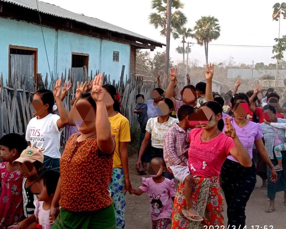 The BEGSC and residents from #Myaing Twp, staged an evening protest to overthrow the #MilitaryDictatorship on March 4. 
#GSCB
#2022Mar5Coup 
#HelpMyanmarIDPs 
#WhatsHappeningInMyanmar