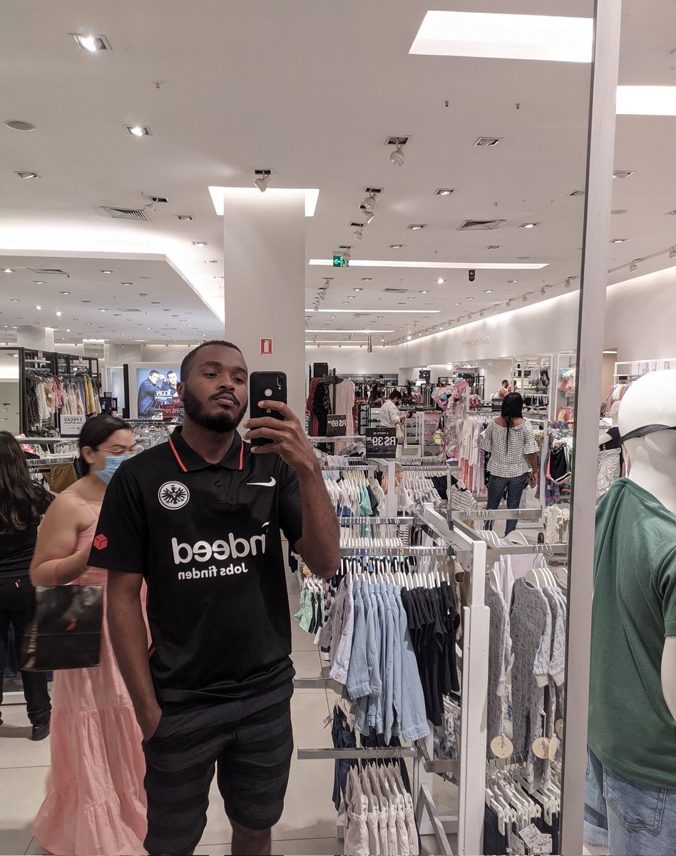 vittorocriador's tweet image. Tirei essa foto no shopping tem como alguém editar pra mim e tirar essa mulher daí? Obg 🙏🏿