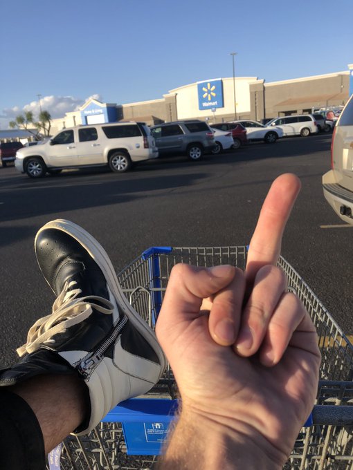 nobody at Walmart even noticed the rickys fuck this dumbass store frfr 😤😤😤 https://t.co/Rmv16okkMd