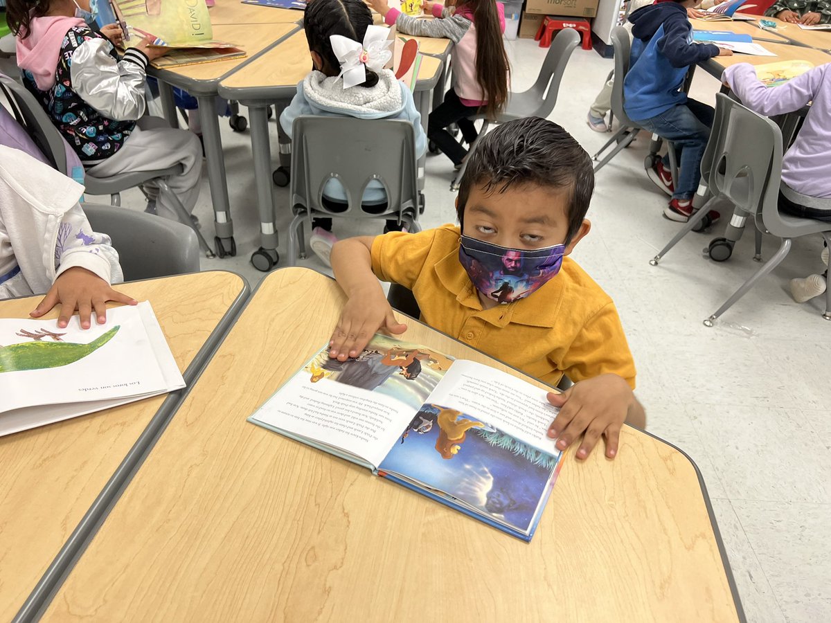 Fernand45811374's tweet photo. Pre-K students brought their books from home and read them in the classroom.  Read Across American. @ECabral_RSE  #WeAreClintISD https://t.co/D76OYEIoYA