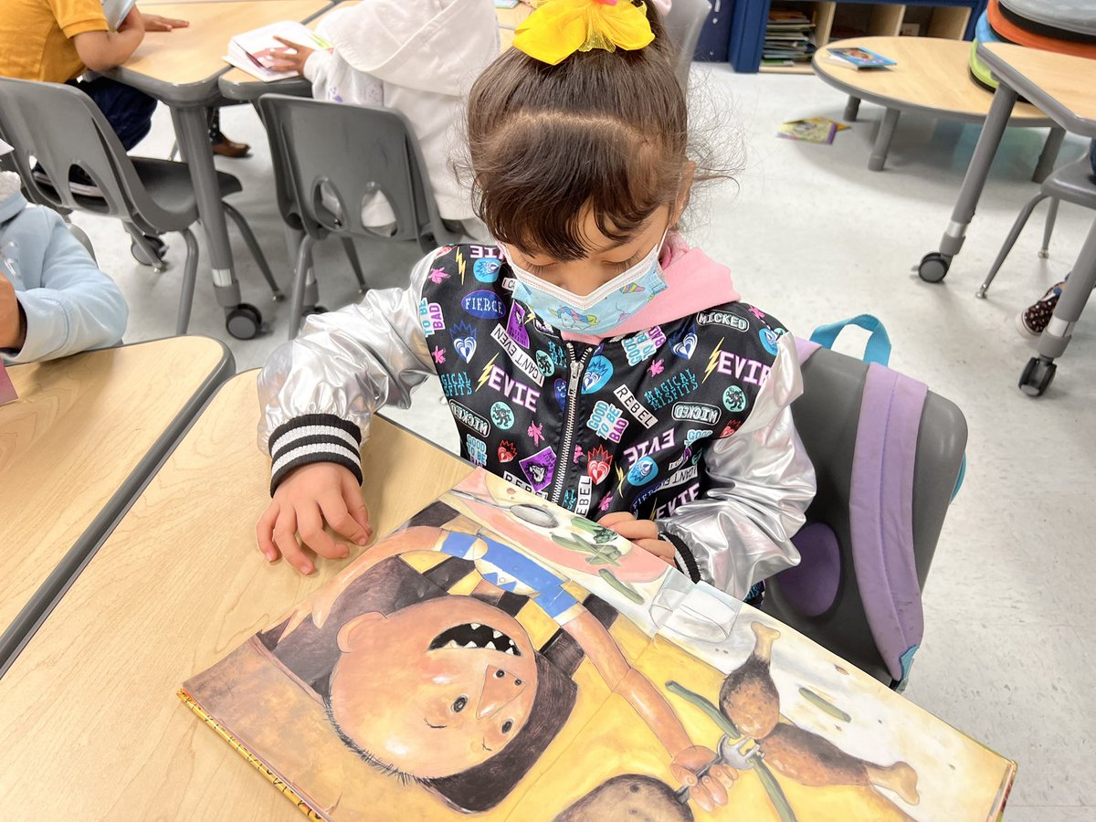 Fernand45811374's tweet photo. Pre-K students brought their books from home and read them in the classroom.  Read Across American. @ECabral_RSE  #WeAreClintISD https://t.co/D76OYEIoYA