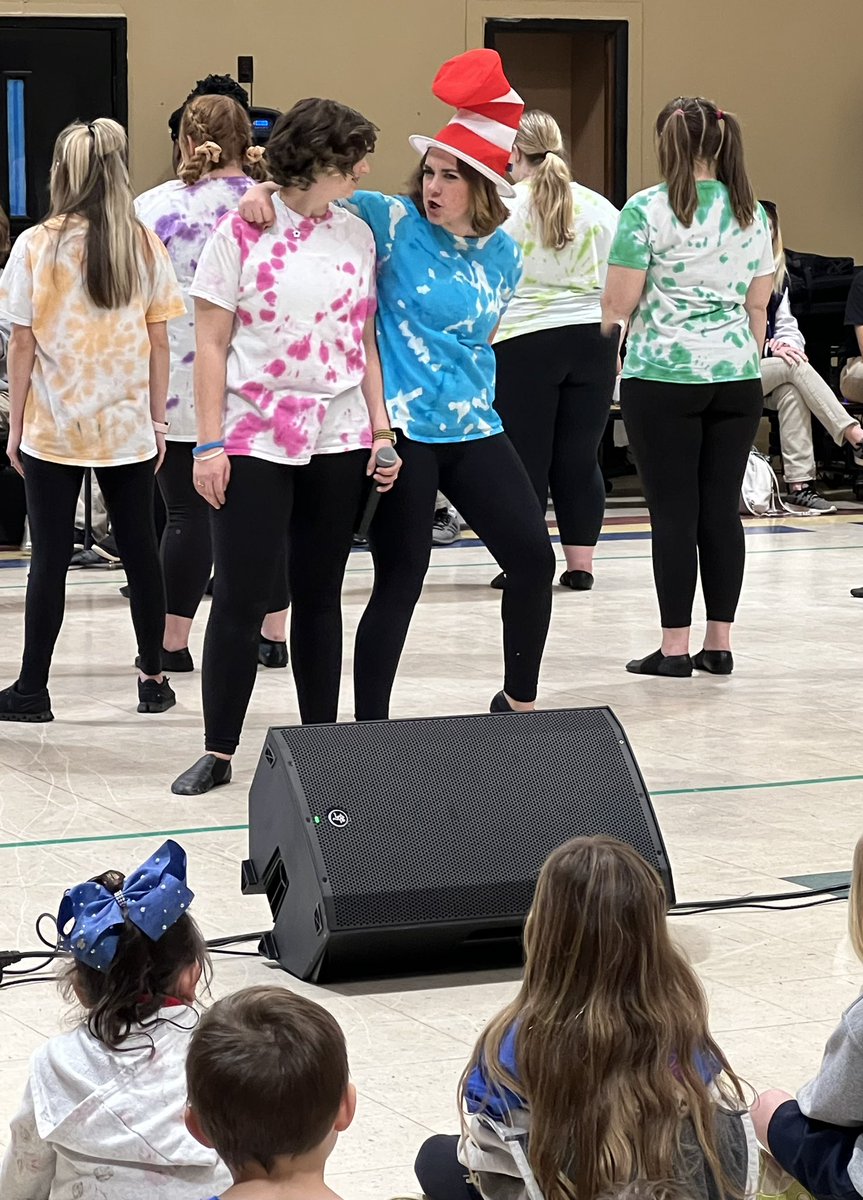 CastlenElem's tweet photo. Thank you to some amazing and talented students from Bryant High School for putting on a great performance and spending time reading to our students this week. We enjoyed your visit! 🎭 @MobilePublicSch @dsprinkmcpss https://t.co/2upp6suzCC