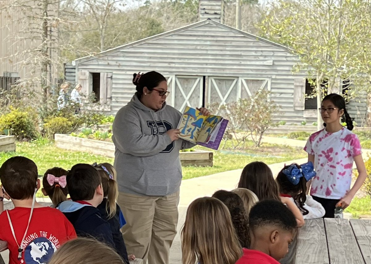 CastlenElem's tweet photo. Thank you to some amazing and talented students from Bryant High School for putting on a great performance and spending time reading to our students this week. We enjoyed your visit! 🎭 @MobilePublicSch @dsprinkmcpss https://t.co/2upp6suzCC