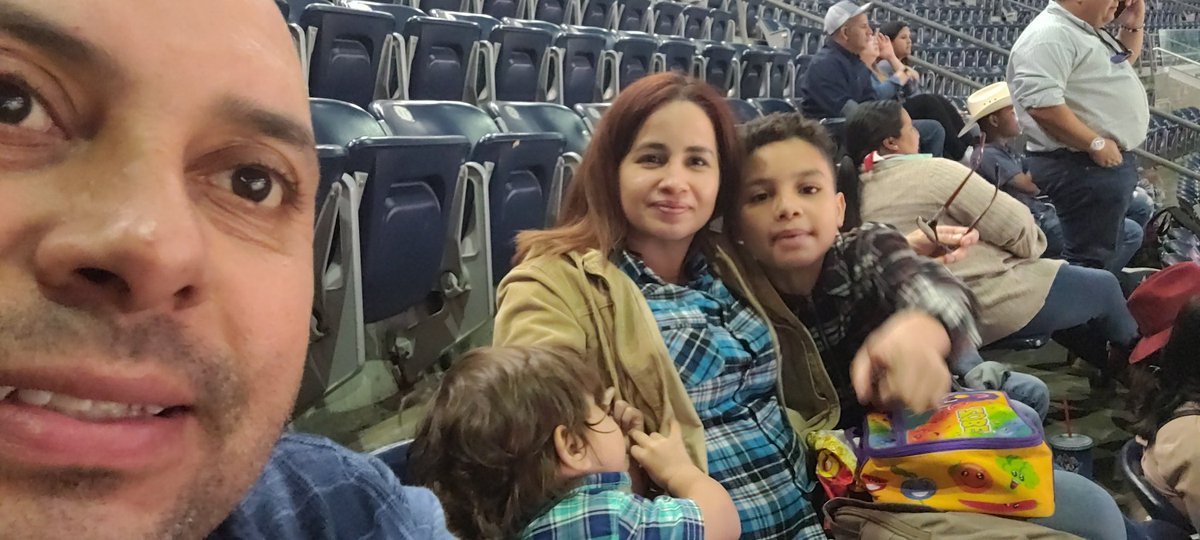 RafaelOAM's tweet photo. #RodeoHouston https://t.co/RyV5iuW48Y