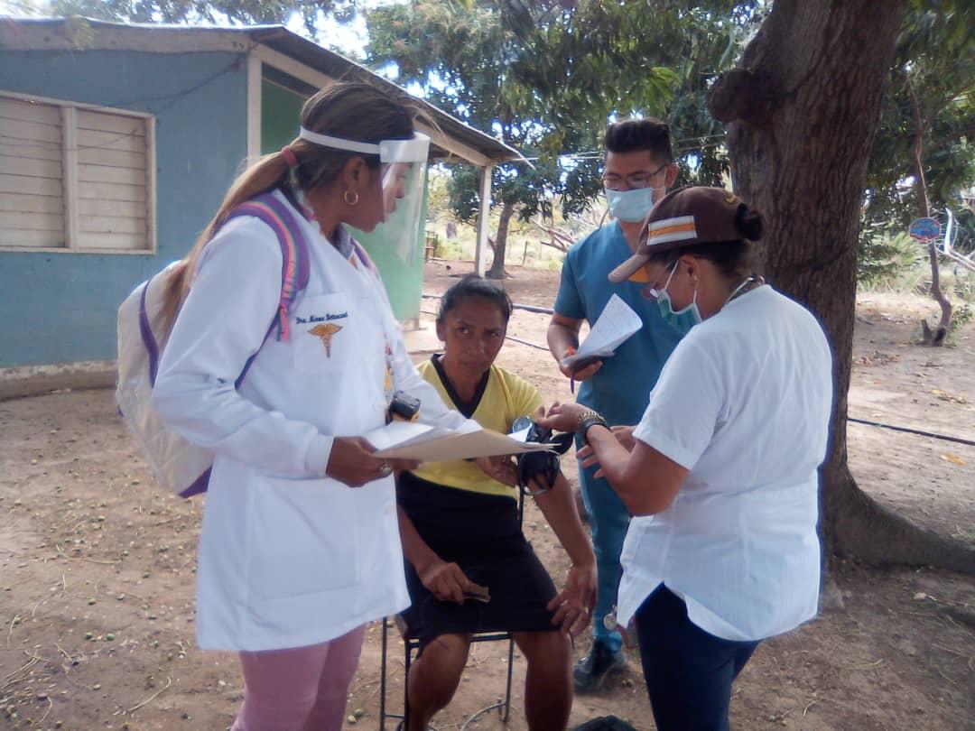 ArmandoRiveraP7's tweet photo. Estudiantes de 4to año del posgrado de MGI del CDI Antonio José de Sucre, Camaguán, estado Guárico realizando dispensarización y captación de pacientes en el CM P puerto Miranda.
@CubacooperaveG @DocenciaGuarico 
@CubCooperaVeGua 
@cubacooperaven https://t.co/oUzVoa4z15