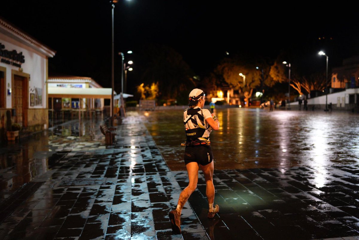 La corredora de <a href="/adidas/">adidas</a> Abby Hall primera con ligera ventaja con respecto al resto de corredoras en el km 30, Teror #TGC2022 #Transgrancanaria