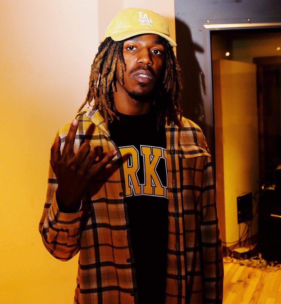 MikeBrazey's tweet photo. Back in the studio who ready for NEW MUSIC ? ;) maybe even a project 💛🤙🏾 https://t.co/XOaeYrLHXB