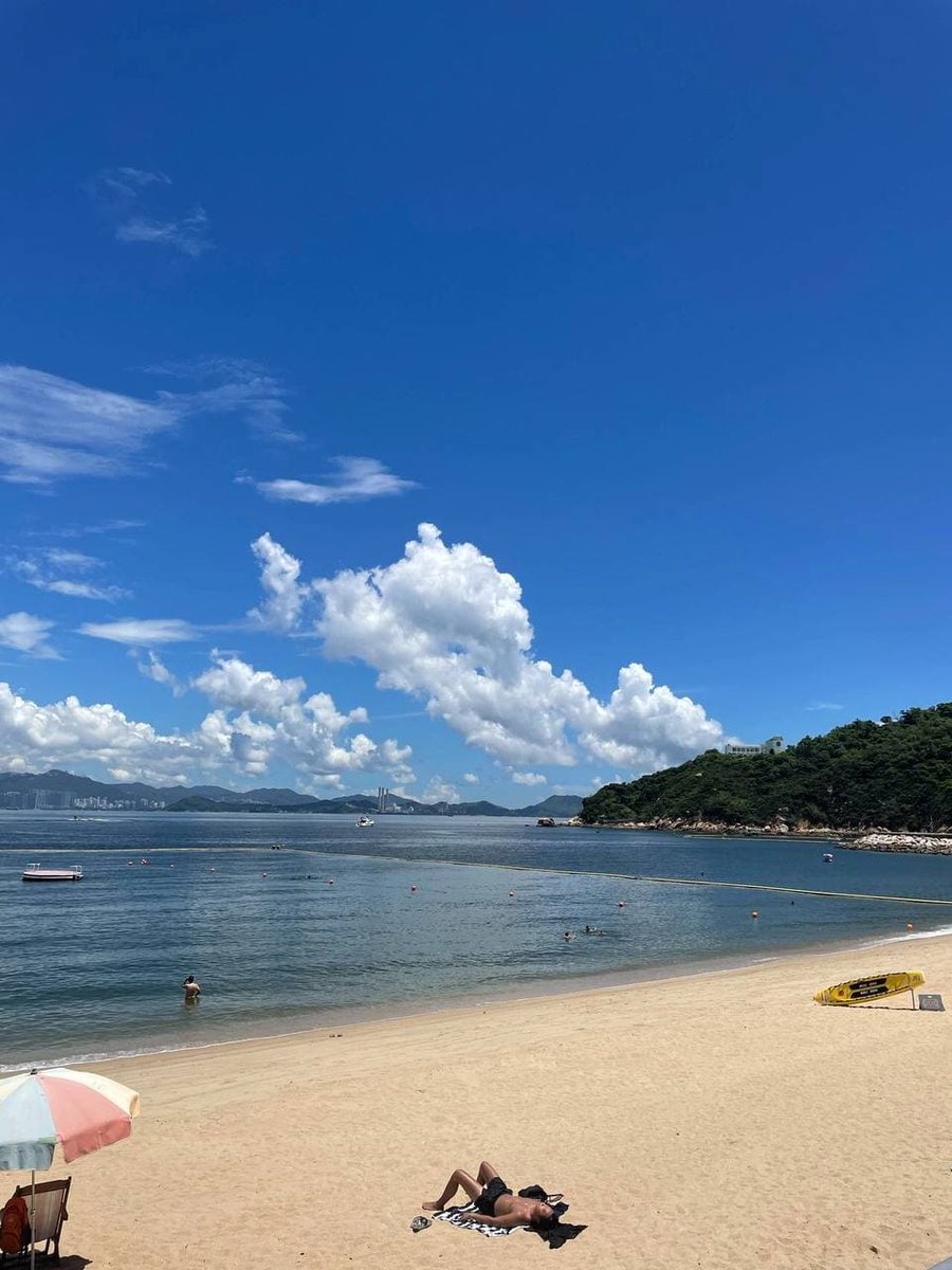 The sea is blue, not to say beautiful and charming, but make people feel friendly and comfortable