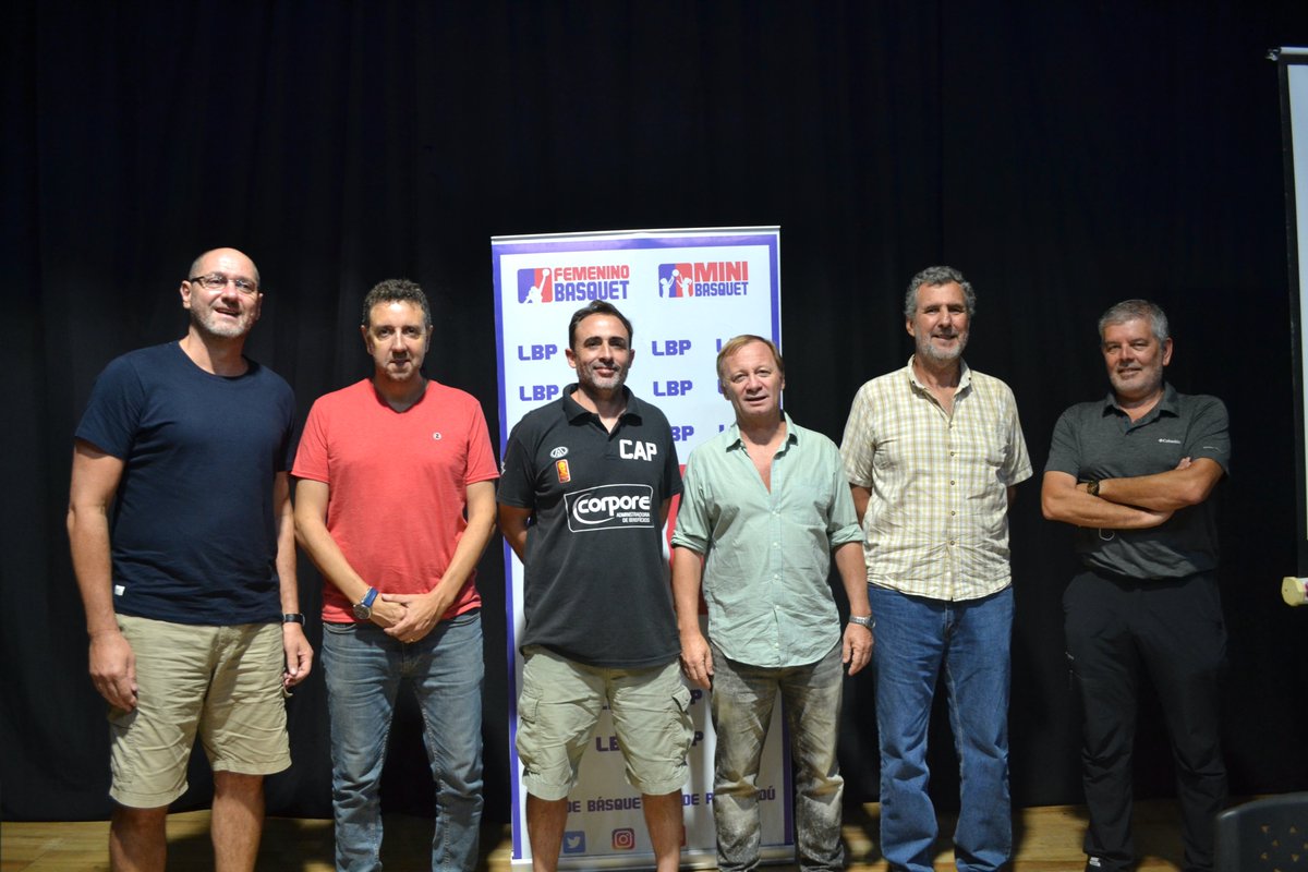 LbpPaysandu's tweet photo. 🏋🏻‍♂️🏀 Finalizó una nueva jornada de entrenamientos físico-técnicos con el profesor @equilavayen 

También se llevó a cabo una charla de capacitación para dirigentes de los clubes a cargo del profesor @jorgediazvelez 

@fubbuy https://t.co/B2EMl0A0eZ