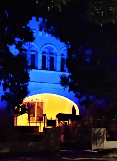 En solidaridad con Ucrania 🇺🇦, nos sumamos a otras embajadas de la UE 🇪🇺en La Habana e iluminamos la fachada de nuestra misión diplomática de azul y amarillo.
#StandWithUkraine