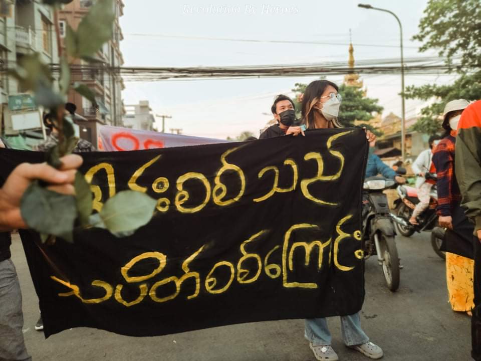 Khithitofficial's tweet photo. စစ်အာဏာရှင်ချေမှုန်းရေး မန္တလေးမြို့လယ်ခေါင်တွင် သပိတ်စစ်ကြောင်းများ စုပေါင်းချီတက်ဆန္ဒပြ

ရန်ကုန်၊ မတ် ၅
Read More -> https://t.co/5o9nqwEZzH https://t.co/iNS4vJY2eL