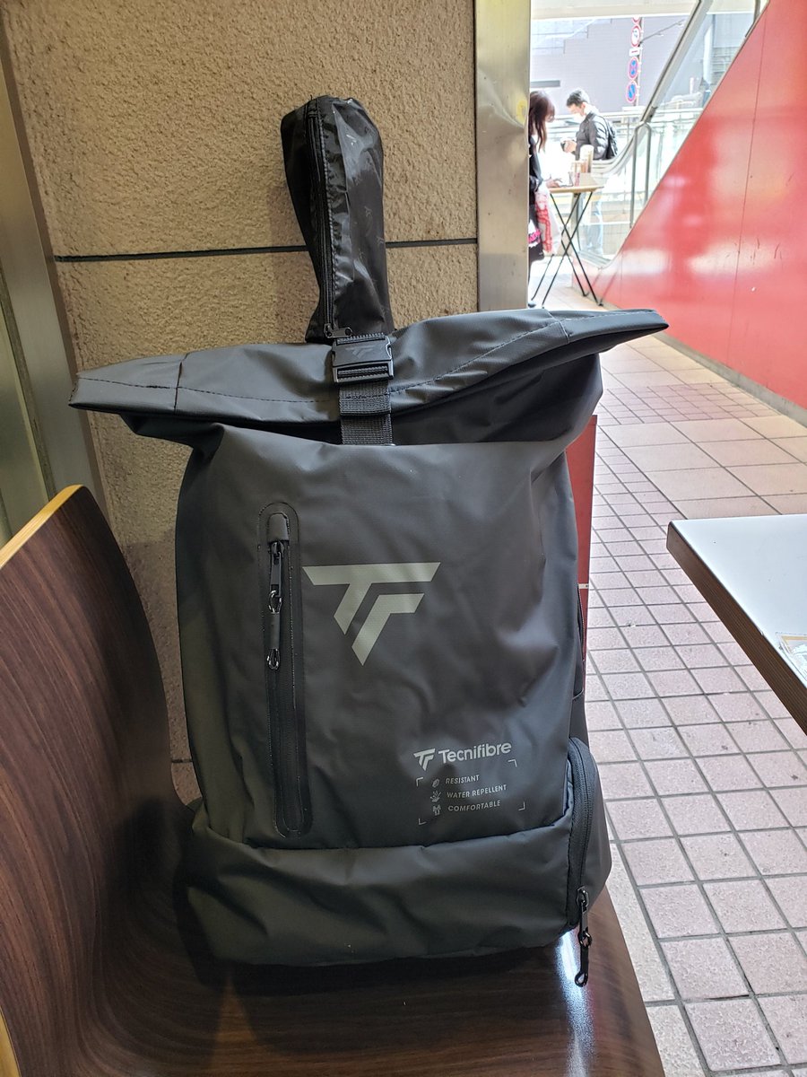 toraifosu's tweet photo. テクニファイバーの新しいラケットバッグを買い、街に繰り出してるなう https://t.co/jhsfQHWBQi