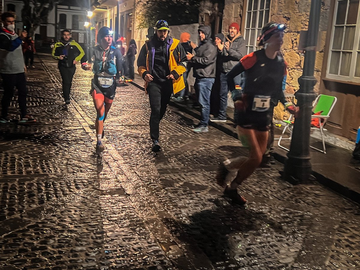 #TransgrancanariaHG | Ahora pasan por Teror (km 30,8) pasa en primer lugar Abby Hall, seguida por Eszter Csillag. Juntas por la tercera posición Ragna Debats y Claudia Tremps. <a href="/TransGC/">The North Face Transgrancanaria</a>