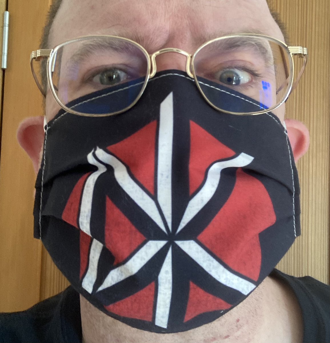 KiddYoshiwatari's tweet photo. Matsue Über Alles
#FunWithMasks https://t.co/6KUOxsPYHu