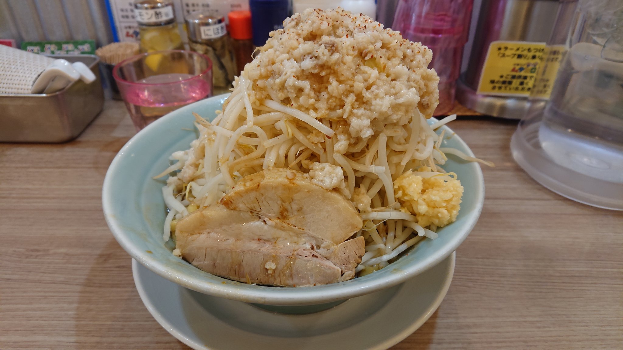 Sng 近場に二郎系食べれる店が無いので最寄り駅にあるムタヒロさんには感謝してます 久々に全マシしたらこんなに盛ってくれてたっけ って量がww 普通の二郎系のお店と違ってコールも難しくないので初めての人も気軽に注文できる雰囲気が良いですね