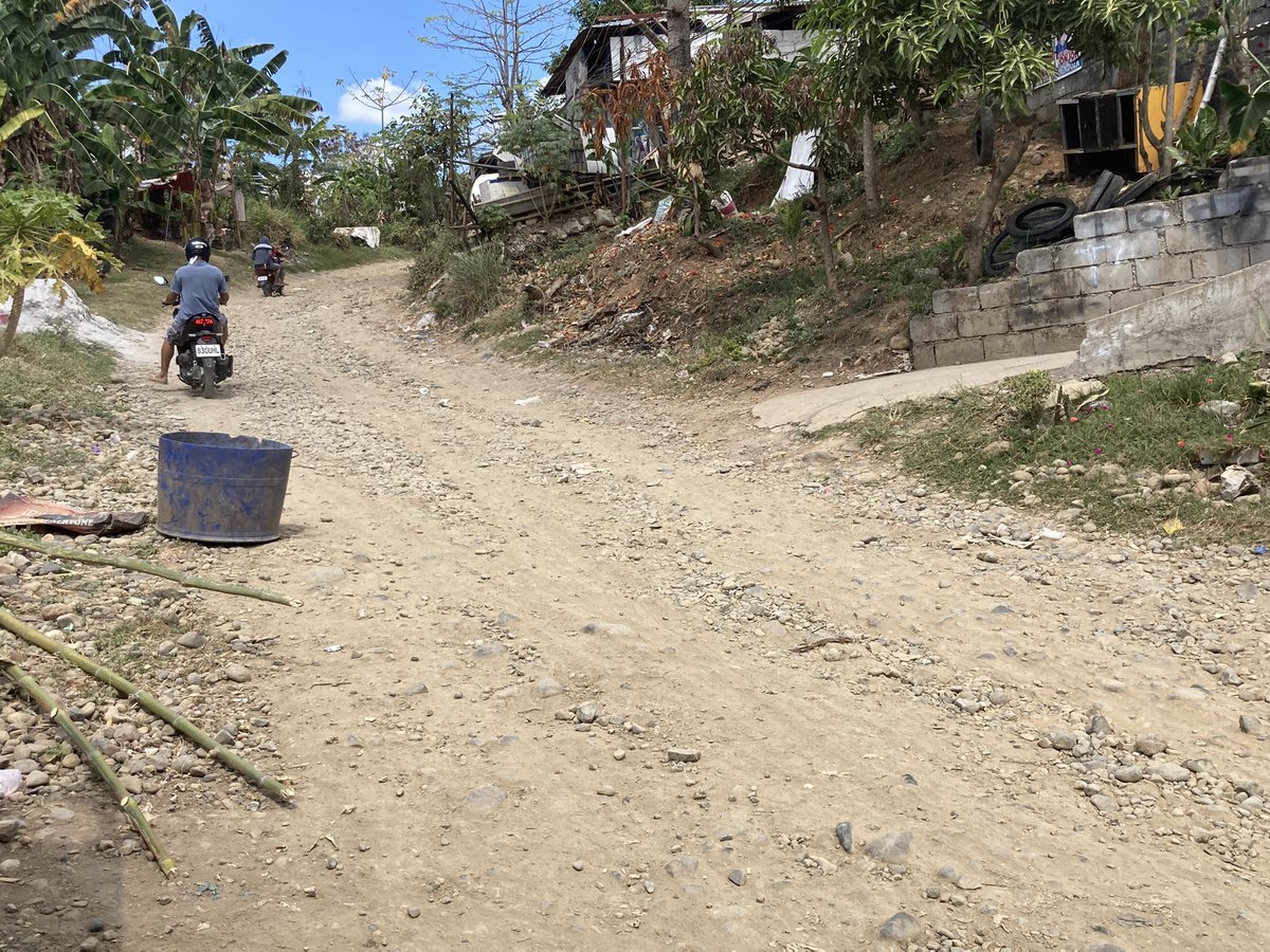 Pagkauwi, dretso agad sa bukid. Manananghalian kami mamaya kasama si <a href="/KapsMariano/">Rafael “Ka Paeng” Mariano</a>. Sinadya pa namin na puntahan ang mga interior na lugar para mapalitan ang pagsisikap nila sa pangangampanya para naman sa <a href="/AnakpawisPL/">Anakpawis Party-list</a>