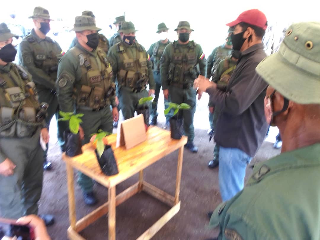 AntonyGEspanol's tweet photo. Ayer 03 de marzo tuve la excepcional oportunidad de recibir a Mi Mayor General (Ej) Félix Osorio , Comandante General del Ejército en el Proyecto Agroproductivo de la @32BRIGCARIBES,  representando a la Fuerza de Complemento . Leales Siempre! Traidores Nunca! https://t.co/TTB4TRSUMY