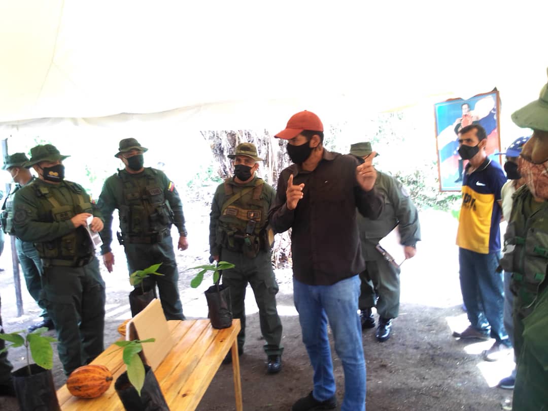 AntonyGEspanol's tweet photo. Ayer 03 de marzo tuve la excepcional oportunidad de recibir a Mi Mayor General (Ej) Félix Osorio , Comandante General del Ejército en el Proyecto Agroproductivo de la @32BRIGCARIBES,  representando a la Fuerza de Complemento . Leales Siempre! Traidores Nunca! https://t.co/TTB4TRSUMY