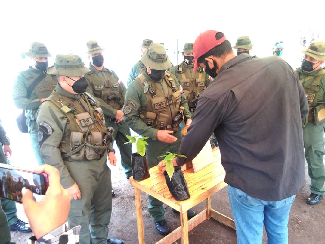 AntonyGEspanol's tweet photo. Ayer 03 de marzo tuve la excepcional oportunidad de recibir a Mi Mayor General (Ej) Félix Osorio , Comandante General del Ejército en el Proyecto Agroproductivo de la @32BRIGCARIBES,  representando a la Fuerza de Complemento . Leales Siempre! Traidores Nunca! https://t.co/TTB4TRSUMY