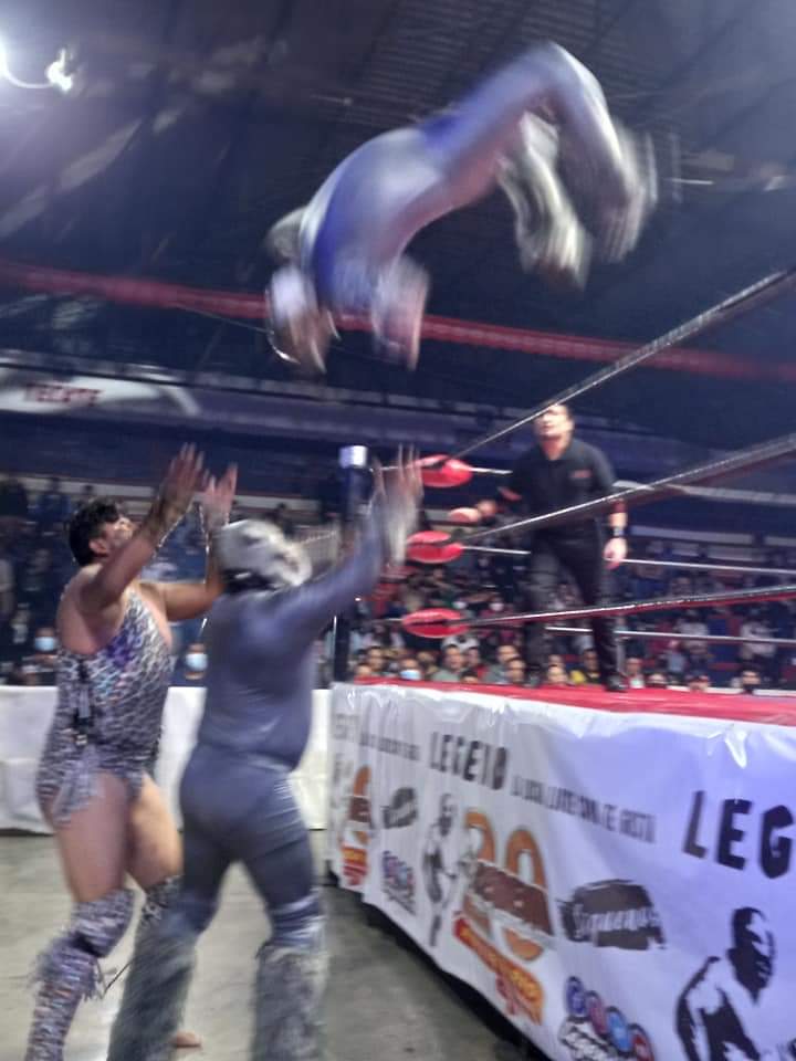 LaTijeraLucha's tweet photo. Arranca el magno festejo de XX años de #Legend en la tradicional #ArenaLopezMateos,con un tremendo duelo en relevos sencillos entre #Cavernicola y #Bionic ante #Roky y #Terry, donde se impone el hombre de las cuevas y el robot del futuro ante #TheBulldogs, quienes se ... https://t.co/d2fQfPeCtz