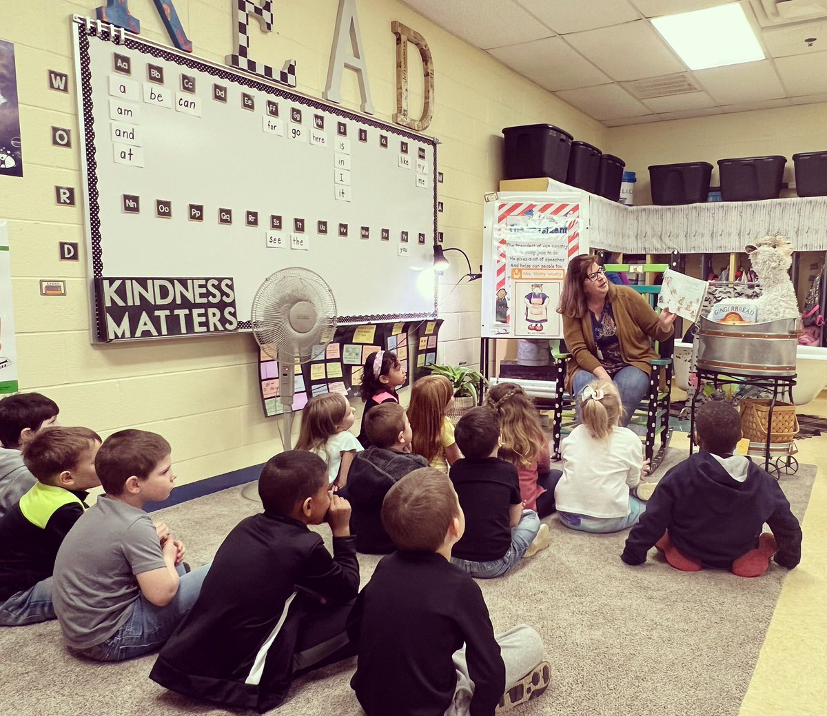 Amazing_Kinders's tweet photo. My kinders were excited to learn about 4-H today! I love how this organization partners with Cambridge Primary. We are thankful our community is always so supportive! 🐾 https://t.co/pZvXr1toNL