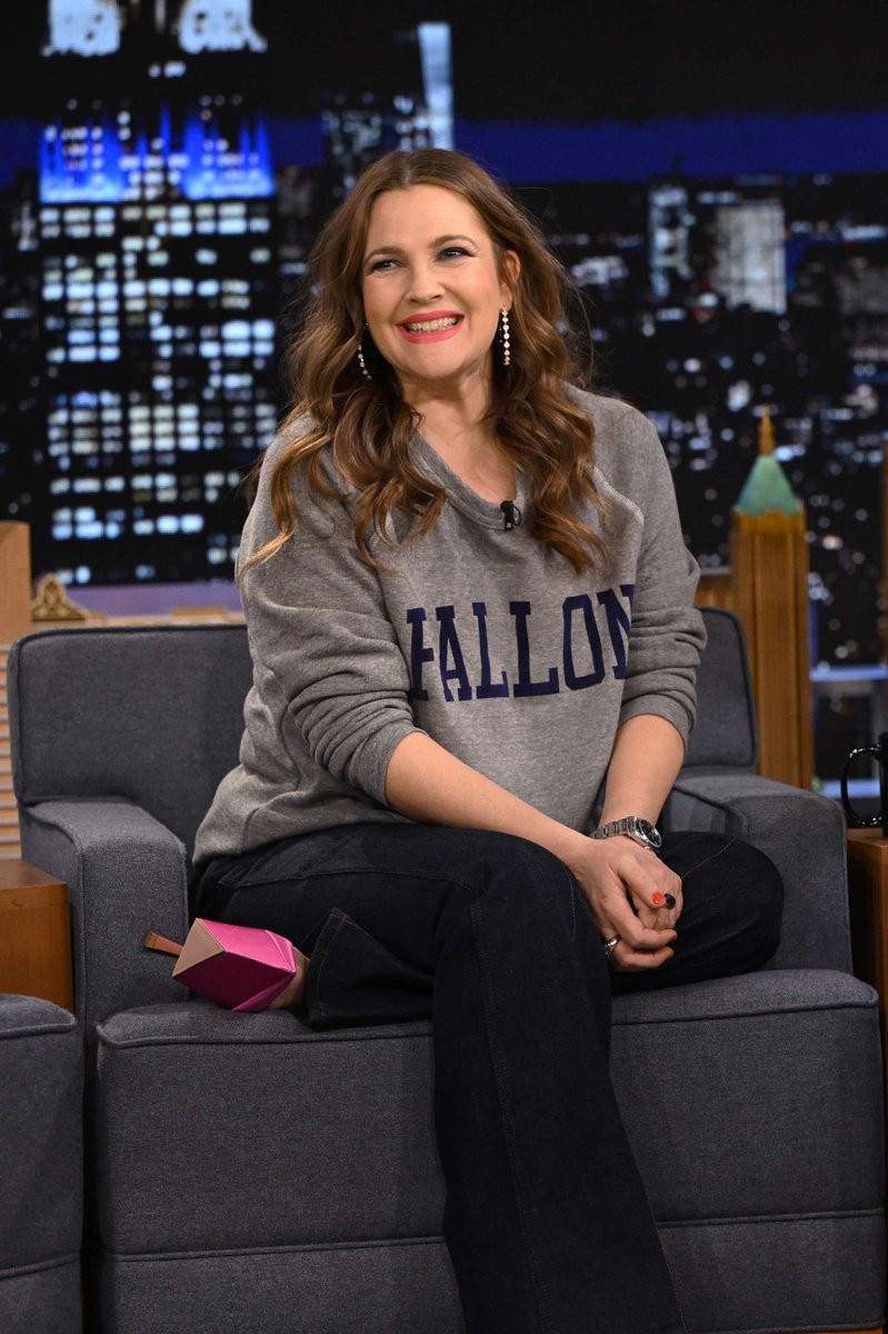 FallonTonight's tweet photo. .@DrewBarrymore stops by Studio 6B! #FallonTonight https://t.co/CAZNzdubtU