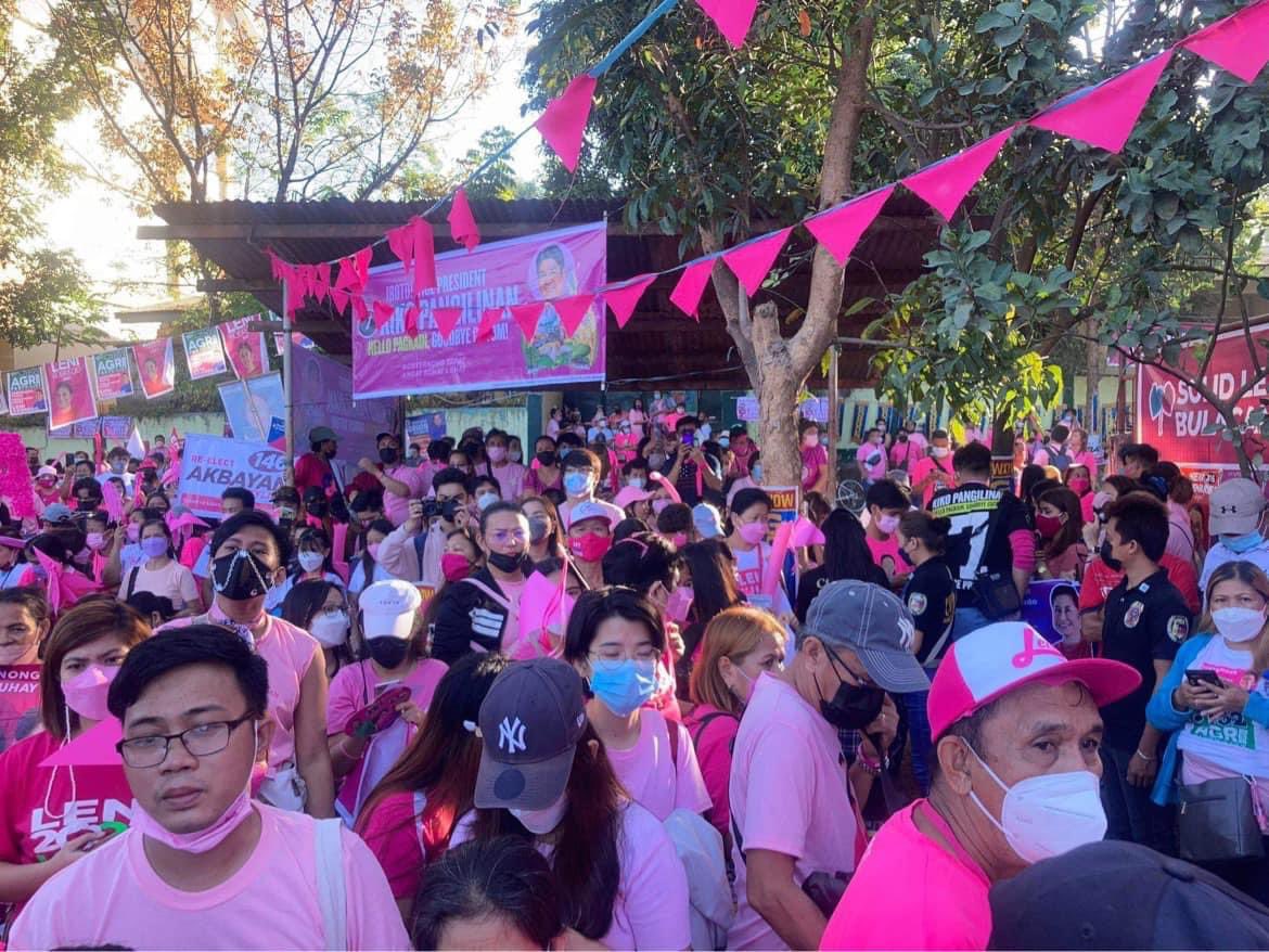 George022222's tweet photo. 7am crowd in Bulacan! Yung kahit 3pm pa ang main event?!! Kenyos are on fire 🔥🔥🔥💕💕💕 https://t.co/FVstHFjsYQ