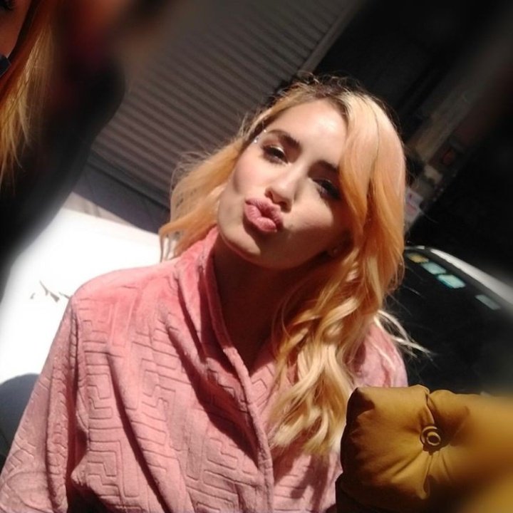 91sespos's tweet photo. te amo muchísimo,me hace demasiado feliz verte sonreír,estoy muy orgullosa de tenerte como idola y d lo personita hermosa q sos,vos haces que todo duela un poco menos,cuando estoy mal solo hace falta escucharte o verte para volver a sonreir,tu música y tu risa son mi sonido fav♡ https://t.co/v7nf62xLK7