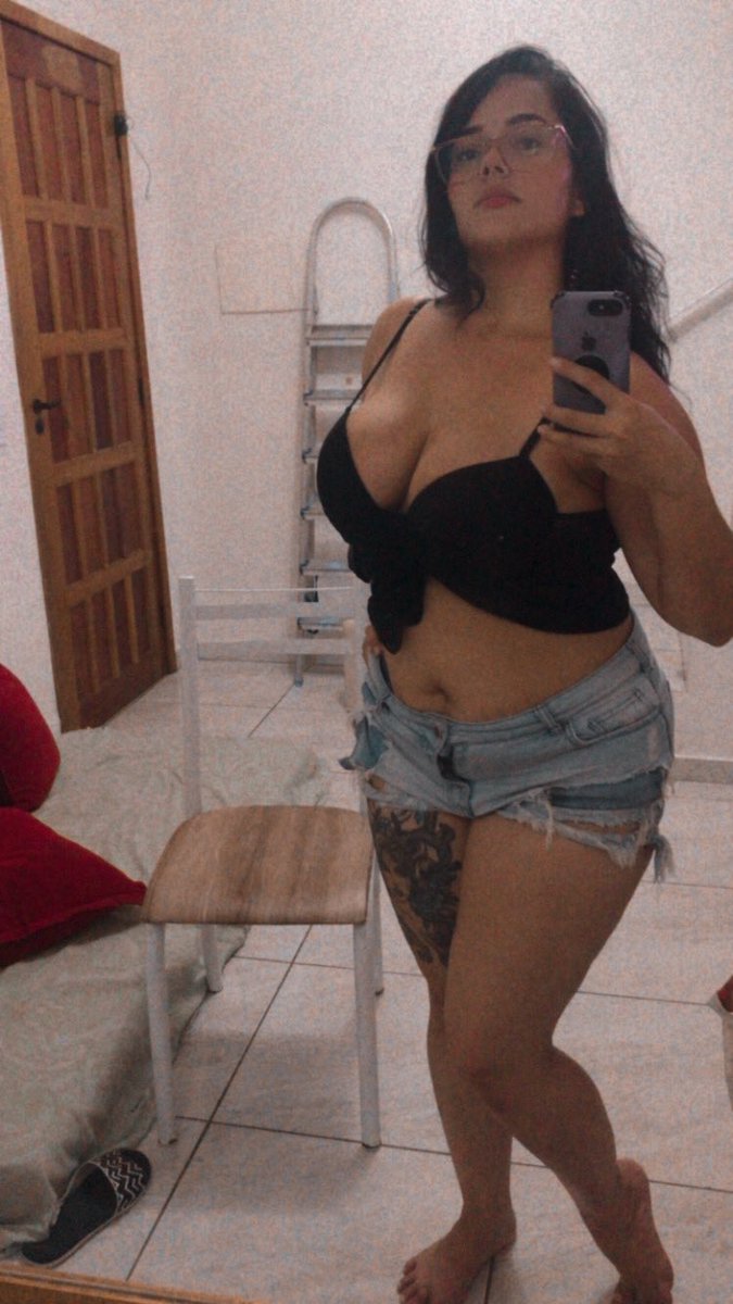 ccanddi013's tweet photo. Esse shortinho vai e volta pro varal mil vezes. Ser leonina é assim, eu me pegaria super fácil 😍 https://t.co/CSSZ4jbz5r