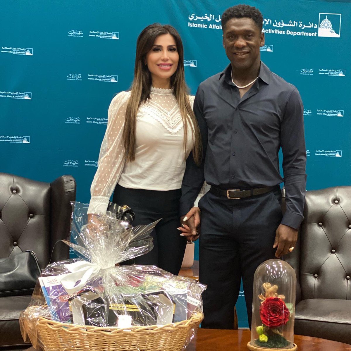 idextratime's tweet photo. Legenda hidup AC Milan, Clarence Seedorf baru saja mengumumkan kini dia memeluk agama Islam.

Seedorf mengungkapkan salah satu orang yang banyak membantunya mengenal Islam adalah sang istri, Sophia Makramati. ❤️😇 https://t.co/OulSGabYdi