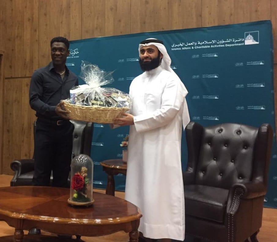 Legenda hidup AC Milan, Clarence Seedorf baru saja mengumumkan kini dia memeluk agama Islam.

Seedorf mengungkapkan salah satu orang yang banyak membantunya mengenal Islam adalah sang istri, Sophia Makramati. ❤️😇