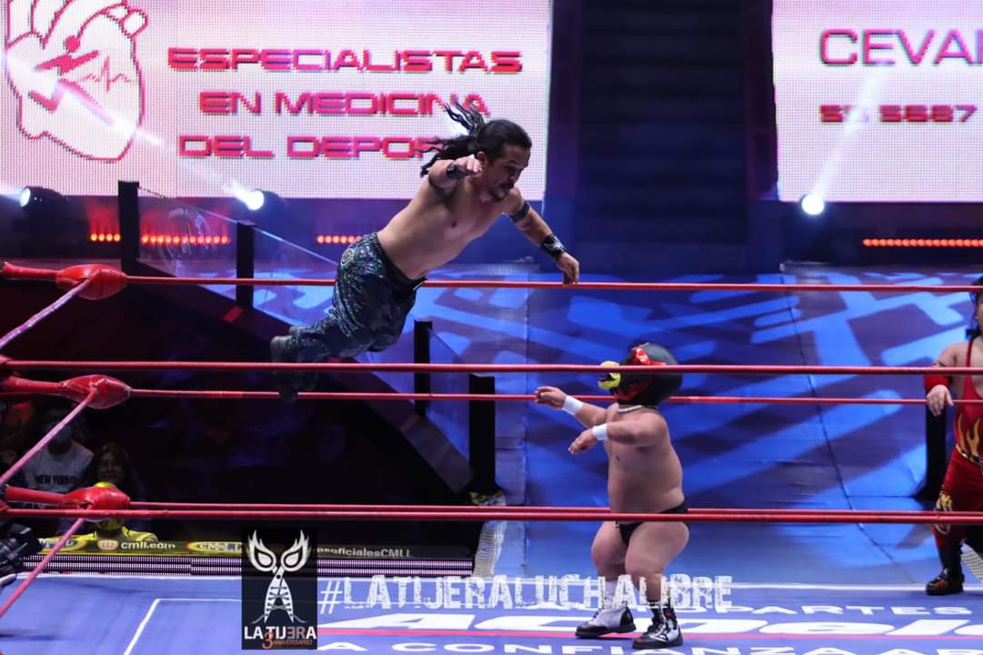 LaTijeraLucha's tweet photo. Espectacular forma de calentar la lona @CrewChamuel, #Atomo y @zacariascmll derrotan a los #MicroGemelosDiablo acompañados de #MicroAngel quienes poco pudieron hacer ante las rudezas de los oponentes en los #ViernesEspectaculares de #ArenaMexico
#latijeraluchalibre https://t.co/WuxeDN5Ilq