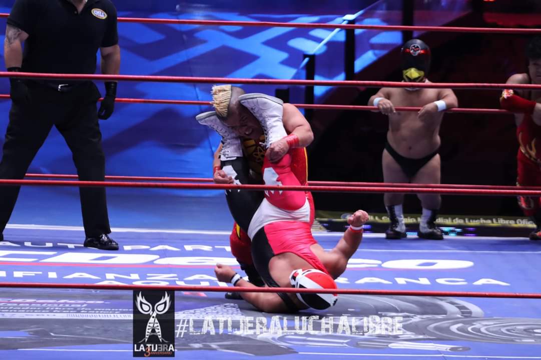 LaTijeraLucha's tweet photo. Espectacular forma de calentar la lona @CrewChamuel, #Atomo y @zacariascmll derrotan a los #MicroGemelosDiablo acompañados de #MicroAngel quienes poco pudieron hacer ante las rudezas de los oponentes en los #ViernesEspectaculares de #ArenaMexico
#latijeraluchalibre https://t.co/WuxeDN5Ilq