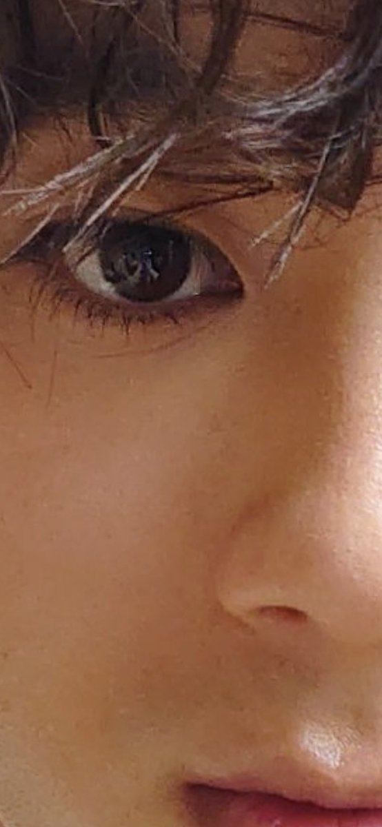 눈동자 자세히 보면 유키 두손으로 셀카 찍음 ㅋㅋㅋ