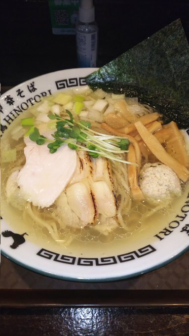 話に聞いた鶏中華そばが旨い店に来てみた
今日は人気No1という塩味! 