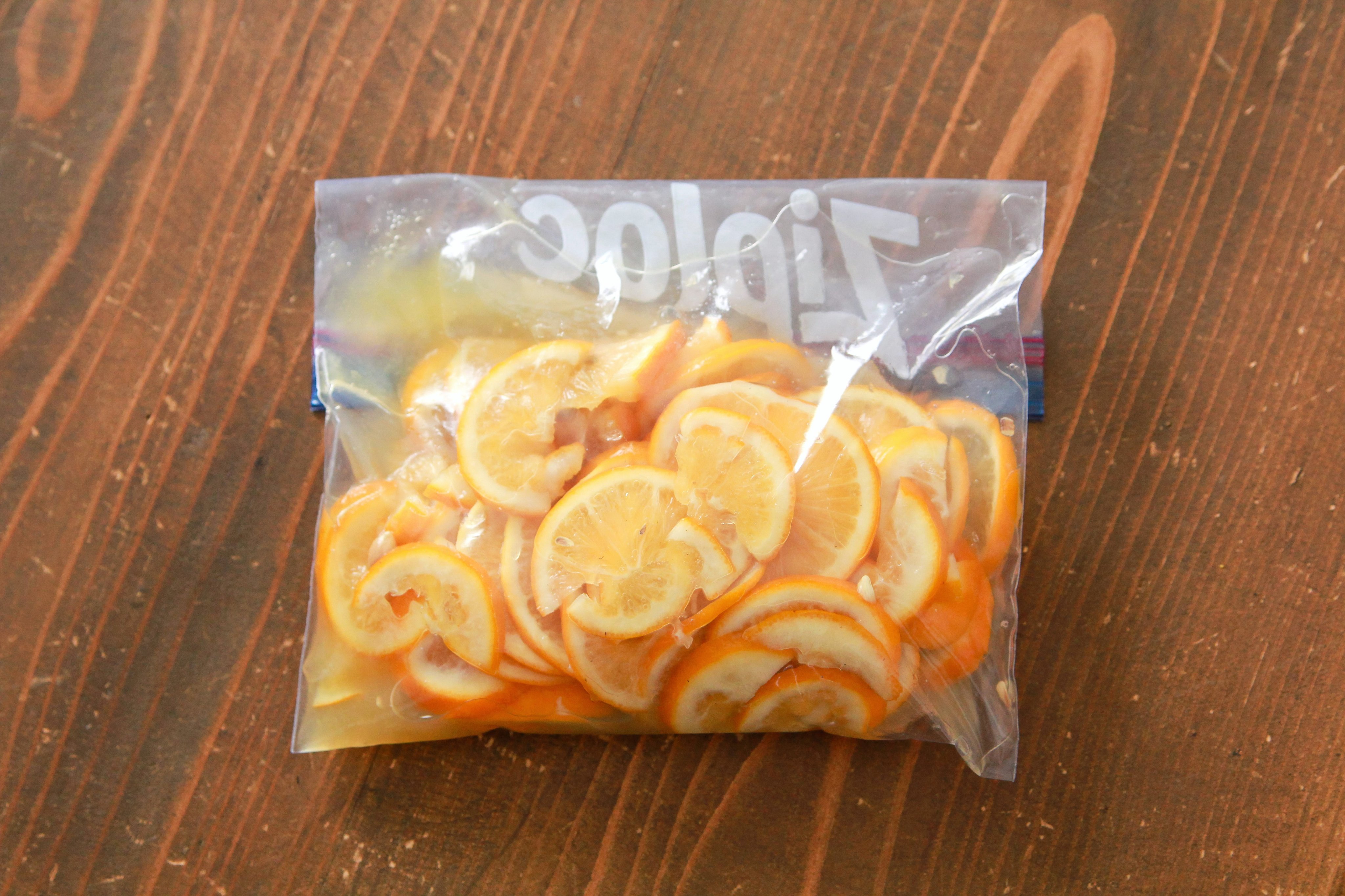 ラク速レシピのゆかり Toroaスイーツ開発 料理家 旬の国産レモンは薄切りして重さの30 位の蜂蜜とメープルシロップで1日漬けるとヨーグルトのおともに最高です 蜂蜜 メープルシロップ 3 1が目安 炭酸で割ってレモネードにするのもすごく美味しい 朝