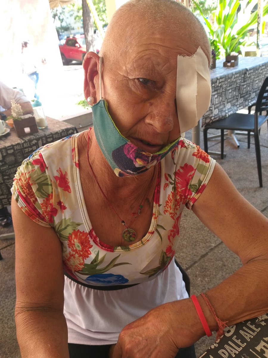 PedroMihovilce1's tweet photo. Hoy me cruce con esta señora vendiendo lapiceras p/comprarse los remedios. Dice que el PAMI le niega algunos (ver la receta). Si alguien puede ayudarla con este organismo, tengo sus datos. La foto está autorizada (paso por quimio y tiene cataratas). Hagamos magia si? https://t.co/TCjl6Sb4V7